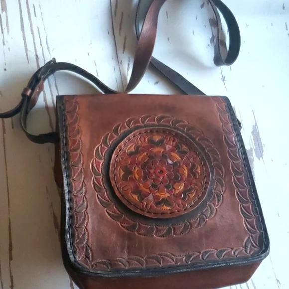 Vintage embosed floral brown crossbody bag - Picture 5 of 8